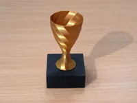 Trophée minimaliste torsadé — photo 1