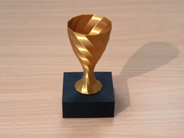 Trophée minimaliste torsadé