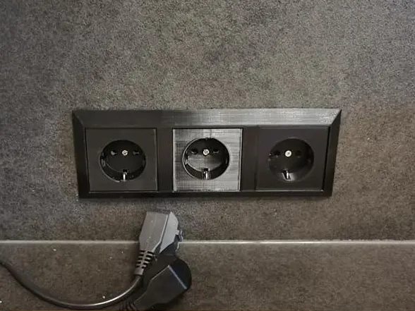 Steckdose + Abdeckungsrahmen