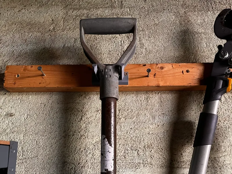 Garden tool hanger