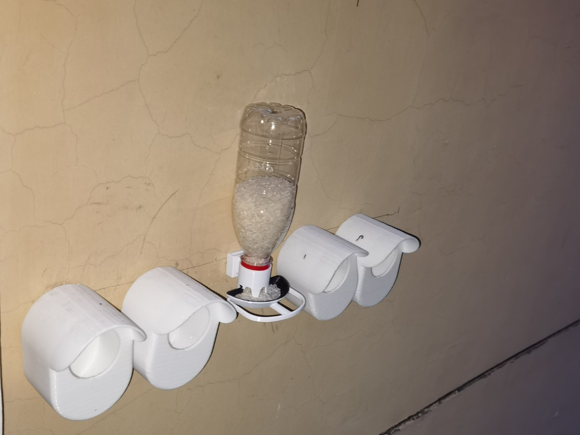 壁挂式喂鸟器（矿泉水瓶专用）