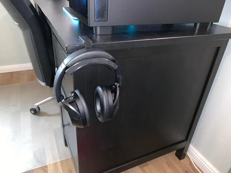 Headphone hanger