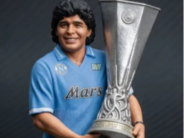 Statua diego maradona con la coppa dei campioni