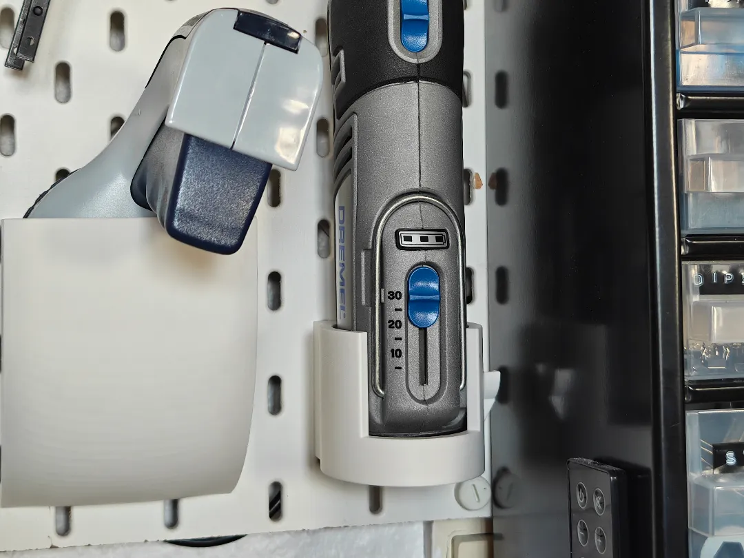 Support Dremel 8220 pour panneau perforé Skadis