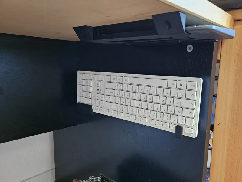 Seitlicher Unter-Tisch-Tastaturhalter (geteilt)