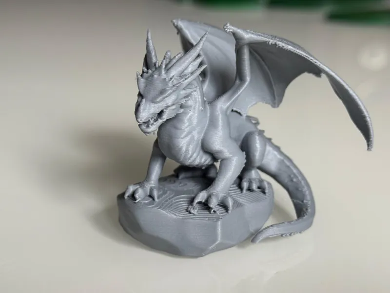 Miniatur Drache auf Stein