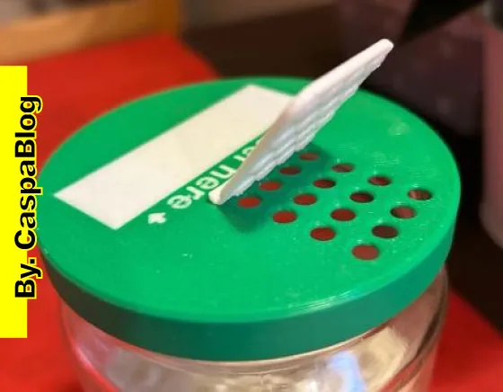 EcoTap: Tappo Dosatore Adattabile per Vasi da Cucina"