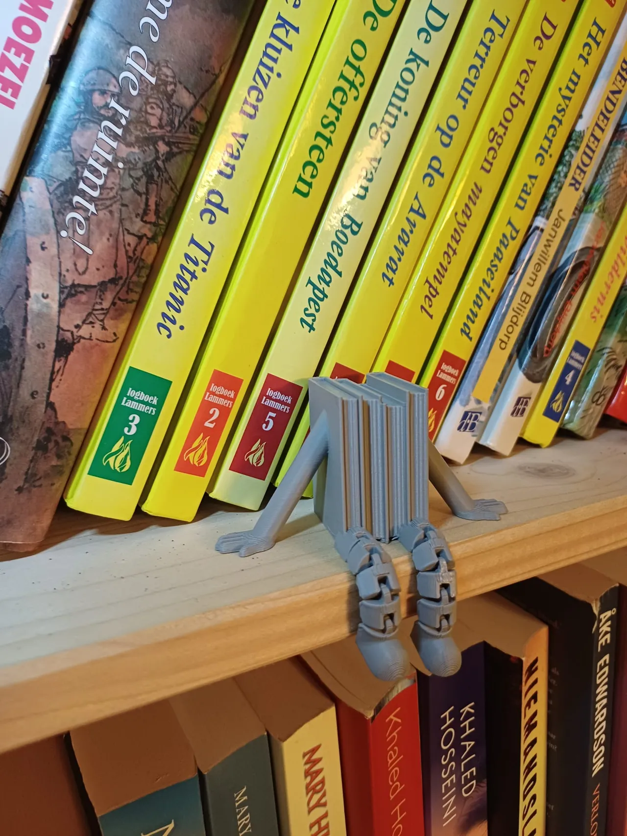 Articulated books view 4