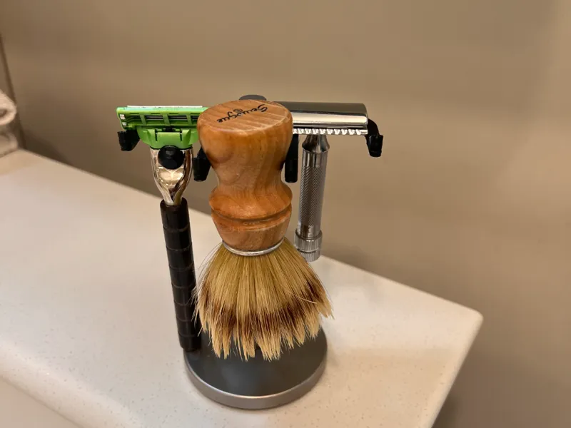 Front facing shaving stand - 2 or 3 items