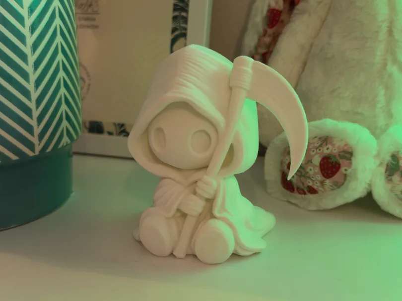 Figura decorativa: Cute Little Grim Reaper Spooky Kawai Desk Figurine. Referencia del modelo original.