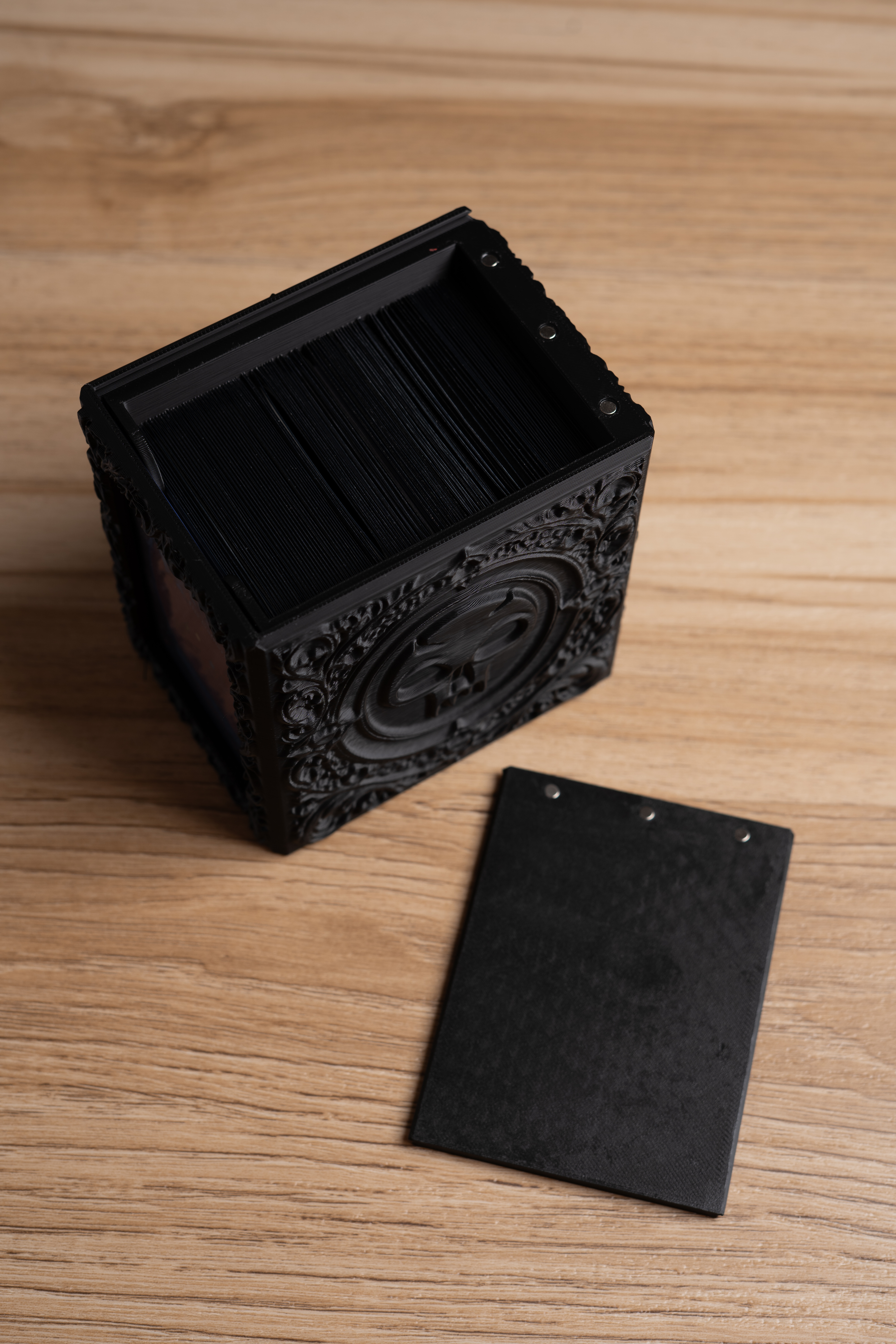 3Dプリント エンボスMTG沼黒マナデッキボックス - 無料3Dモデル