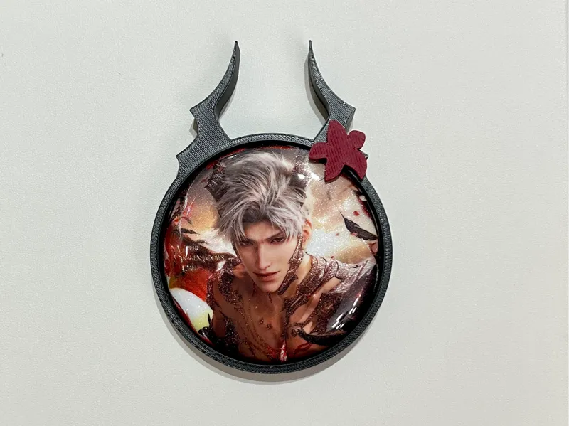 吧唧徽章谷美-秦彻簪花龙角版Sylus‘ Badge Frame 65mm