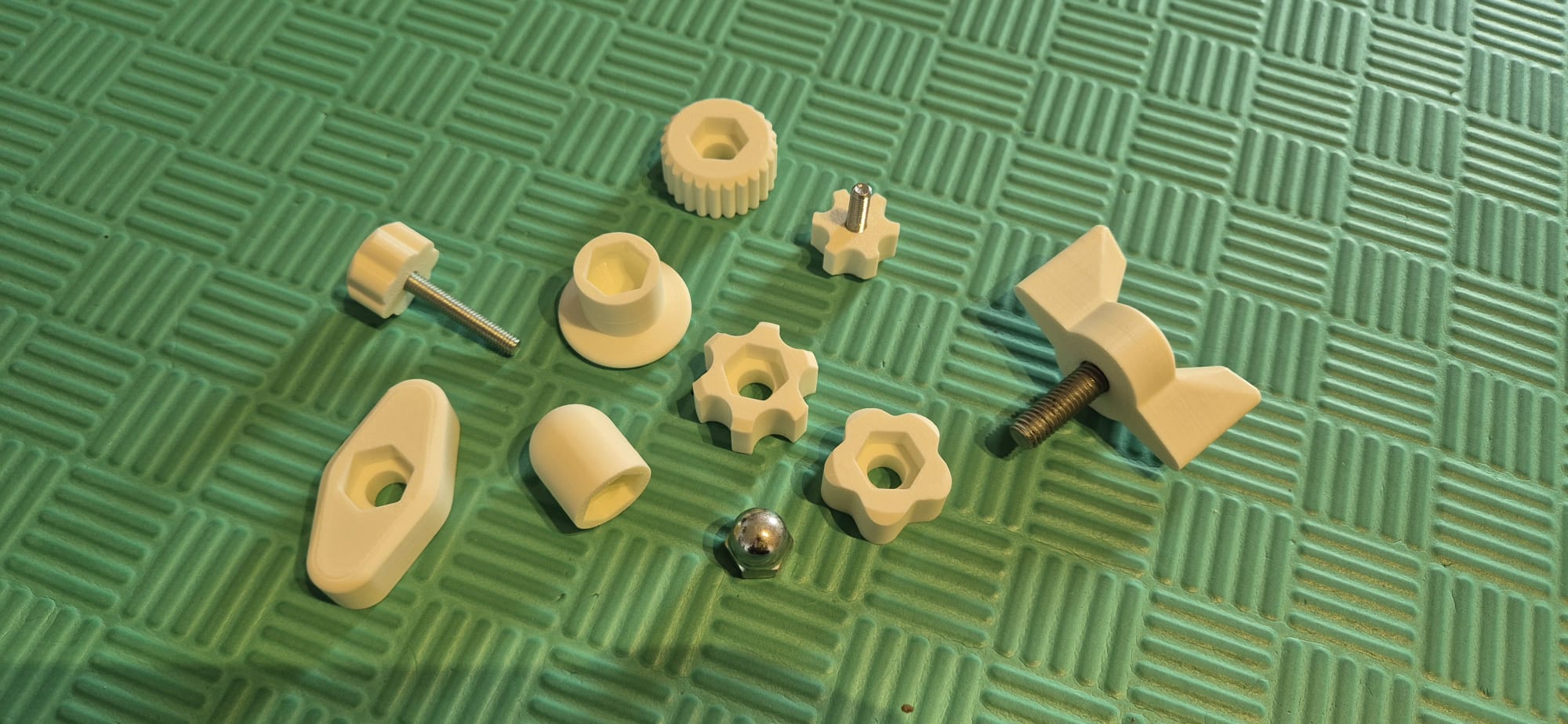 Miniatura 1 do modelo 3D Parametric Nut Caps & Knobs System UPDATE