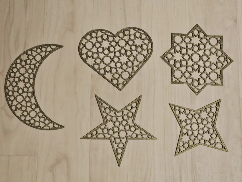 Lot de 5 décorations aux motifs orientaux
