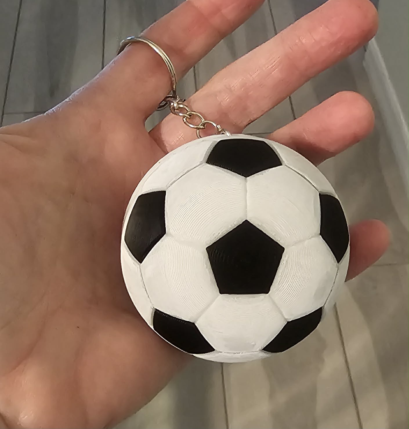 Accesorio para sujetar ligas de cabello: Soccer Ball Hair Tie Holder — vista de referencia 4