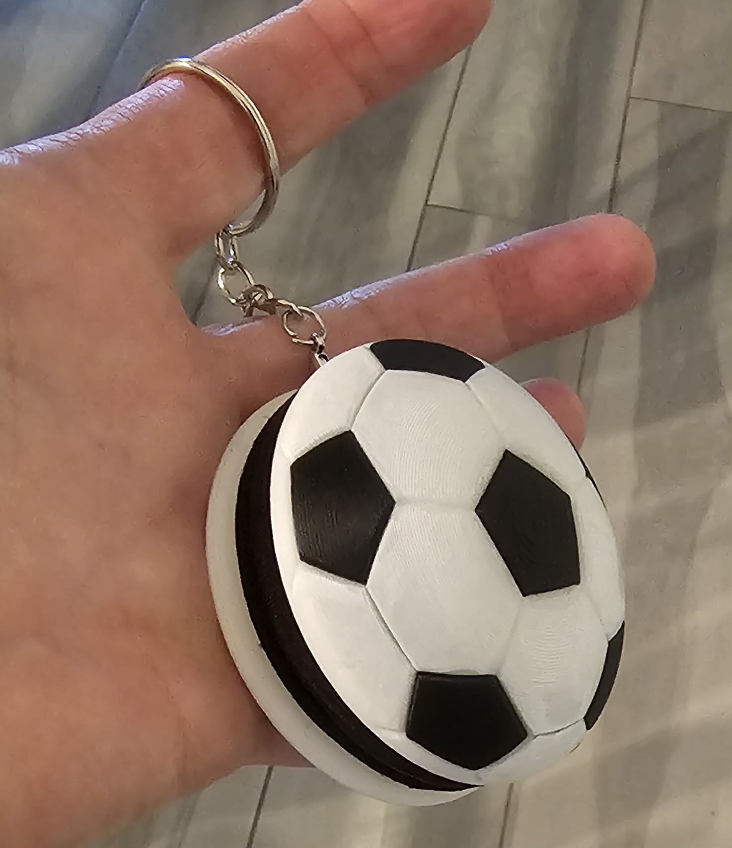 Accesorio para sujetar ligas de cabello: Soccer Ball Hair Tie Holder — vista de referencia 3