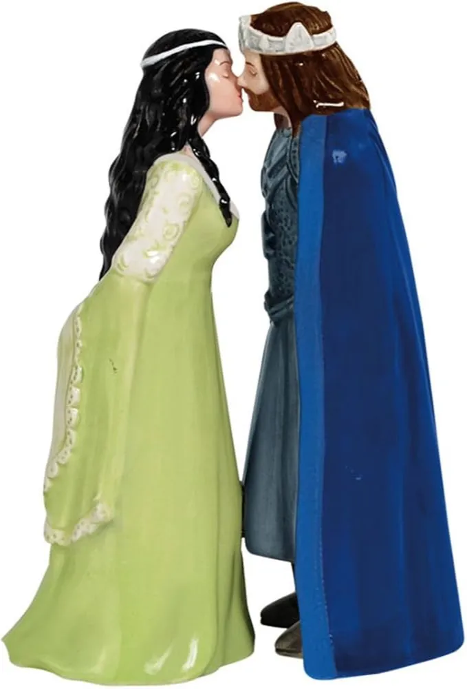 Arwen and Aragorn kissing