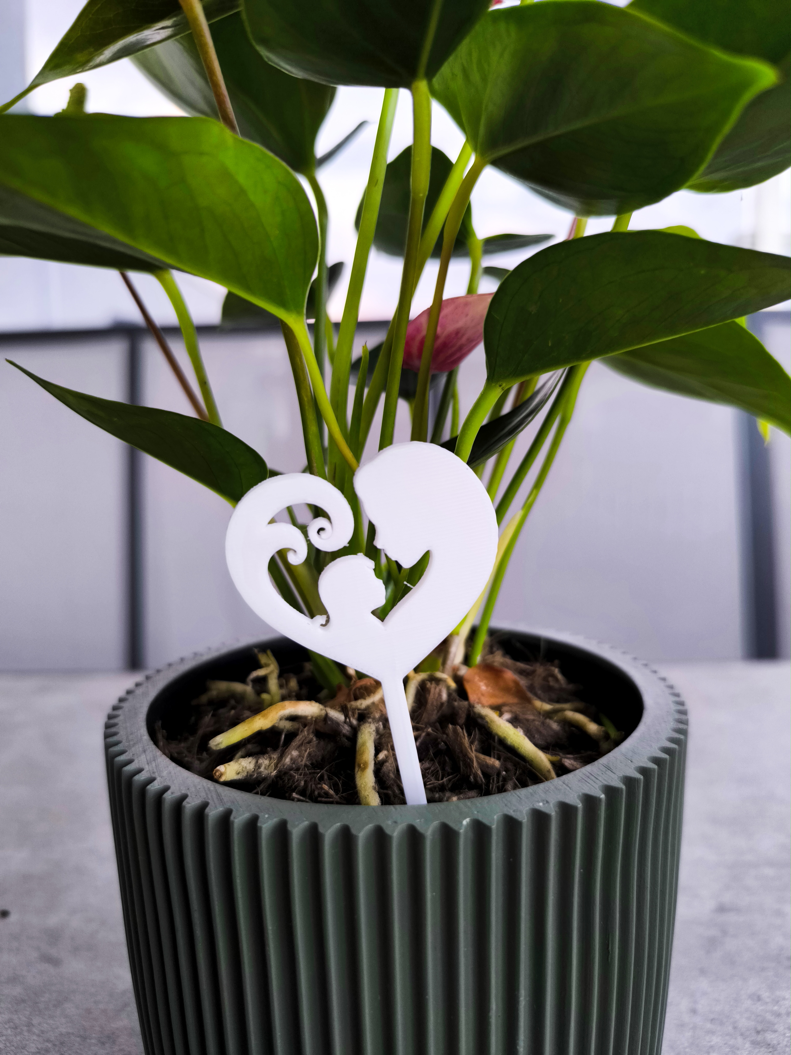 Miniatura 1 do modelo 3D Mother’s Day Plant Stake – Mother & Child Heart