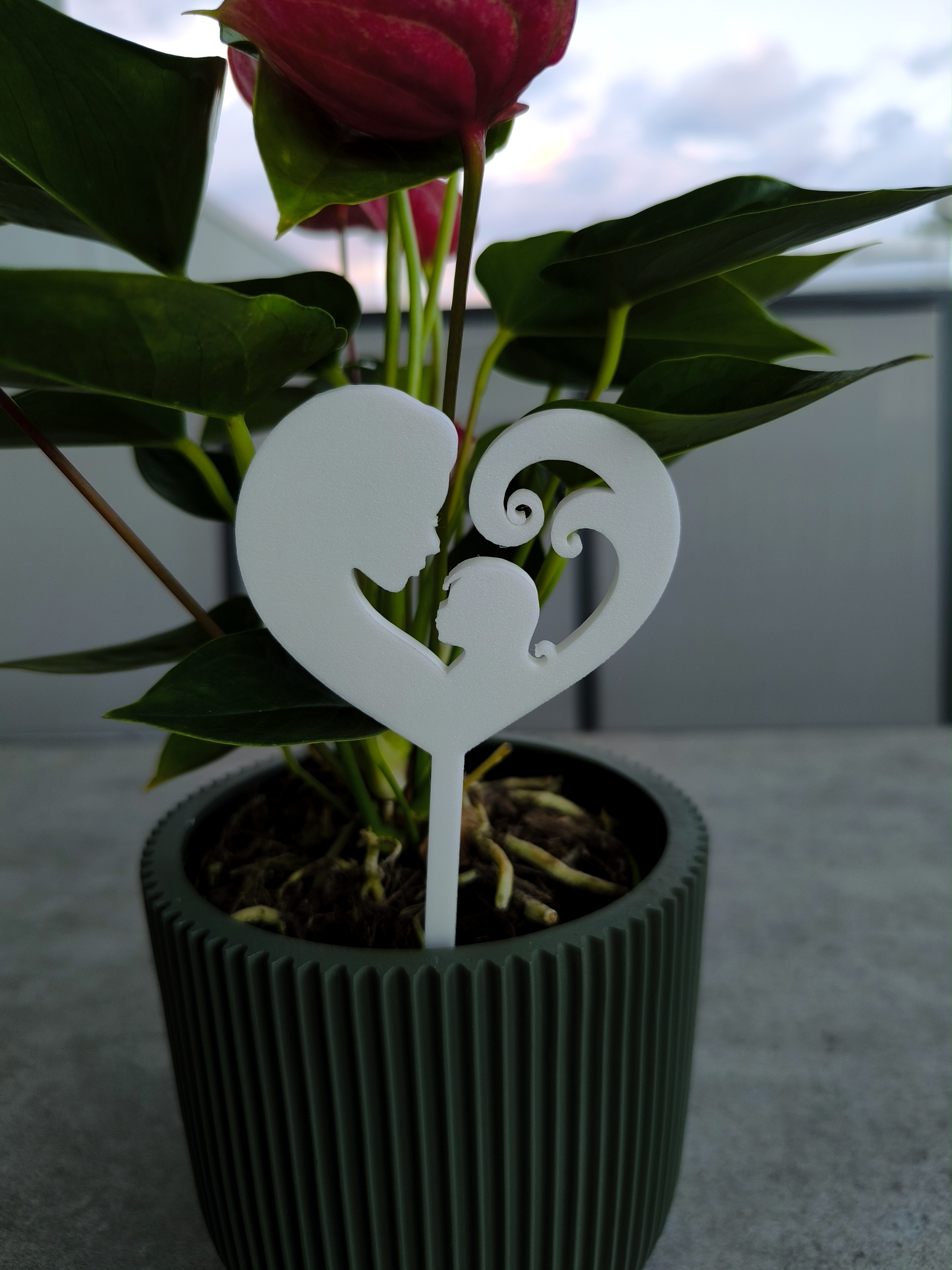 Miniatura 2 do modelo 3D Mother’s Day Plant Stake – Mother & Child Heart