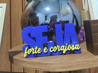 Letreiro Seja forte e corajosa