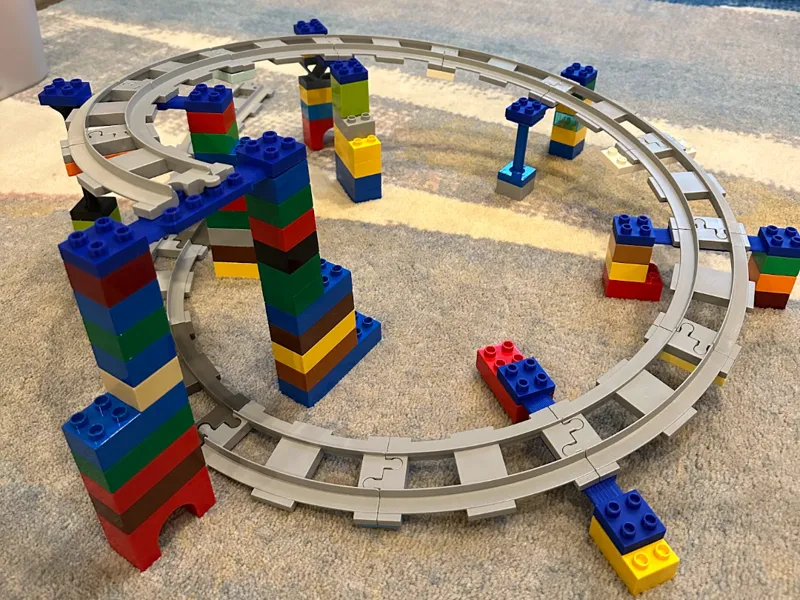 Duplo train track double-sided elevation piece 