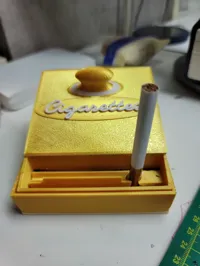 Distributeur automatique de paquet de cigarettes doré — photo 2