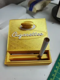 Distributeur automatique de paquet de cigarettes doré — photo 3