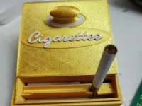 Distributeur automatique de paquet de cigarettes doré — photo 1