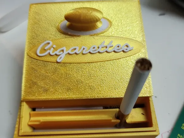 Distributeur automatique de paquet de cigarettes doré