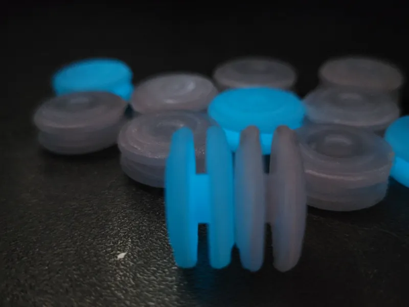 Durable and discreet button for bedding