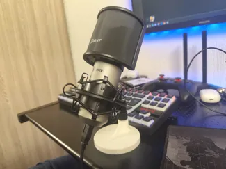 Minimalist Desktop Microphone Stand