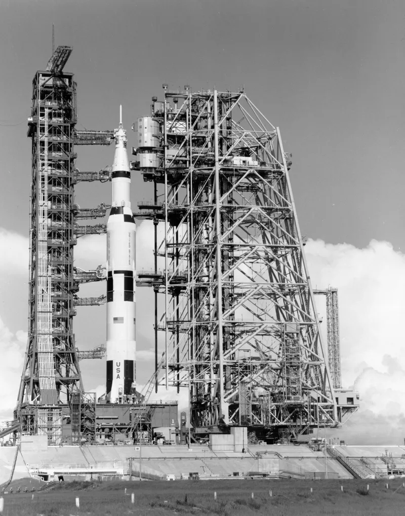 Hueforge - Saturn V with rigging