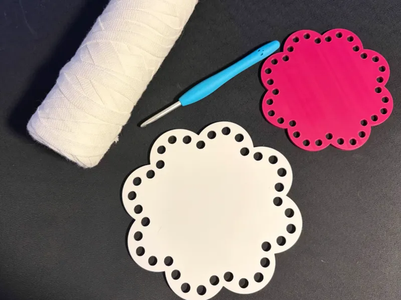 Flower bottoms for crochet baskets