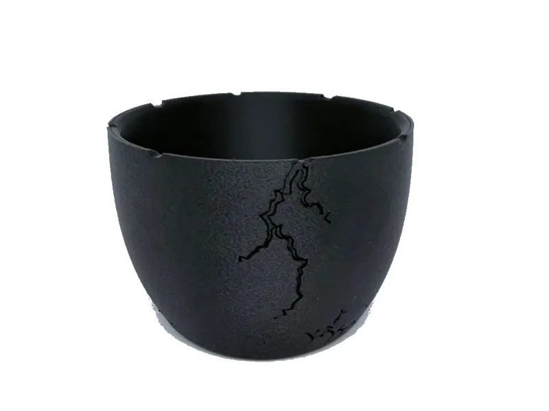 Planter with crack pattern