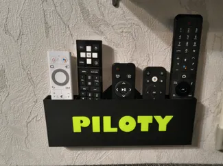 Wieszak (stojak) na piloty z dodatkiem napisu fluo