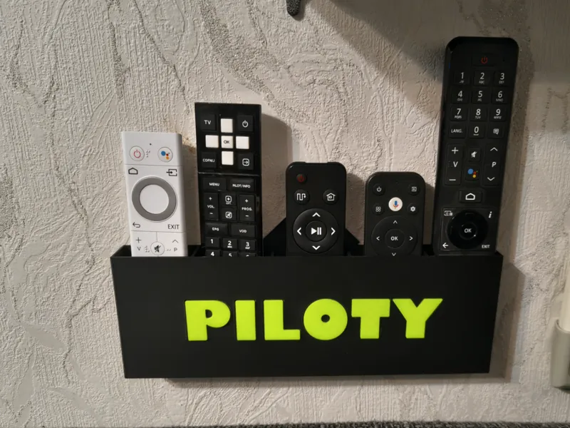 Wieszak (stojak) na piloty z dodatkiem napisu fluo