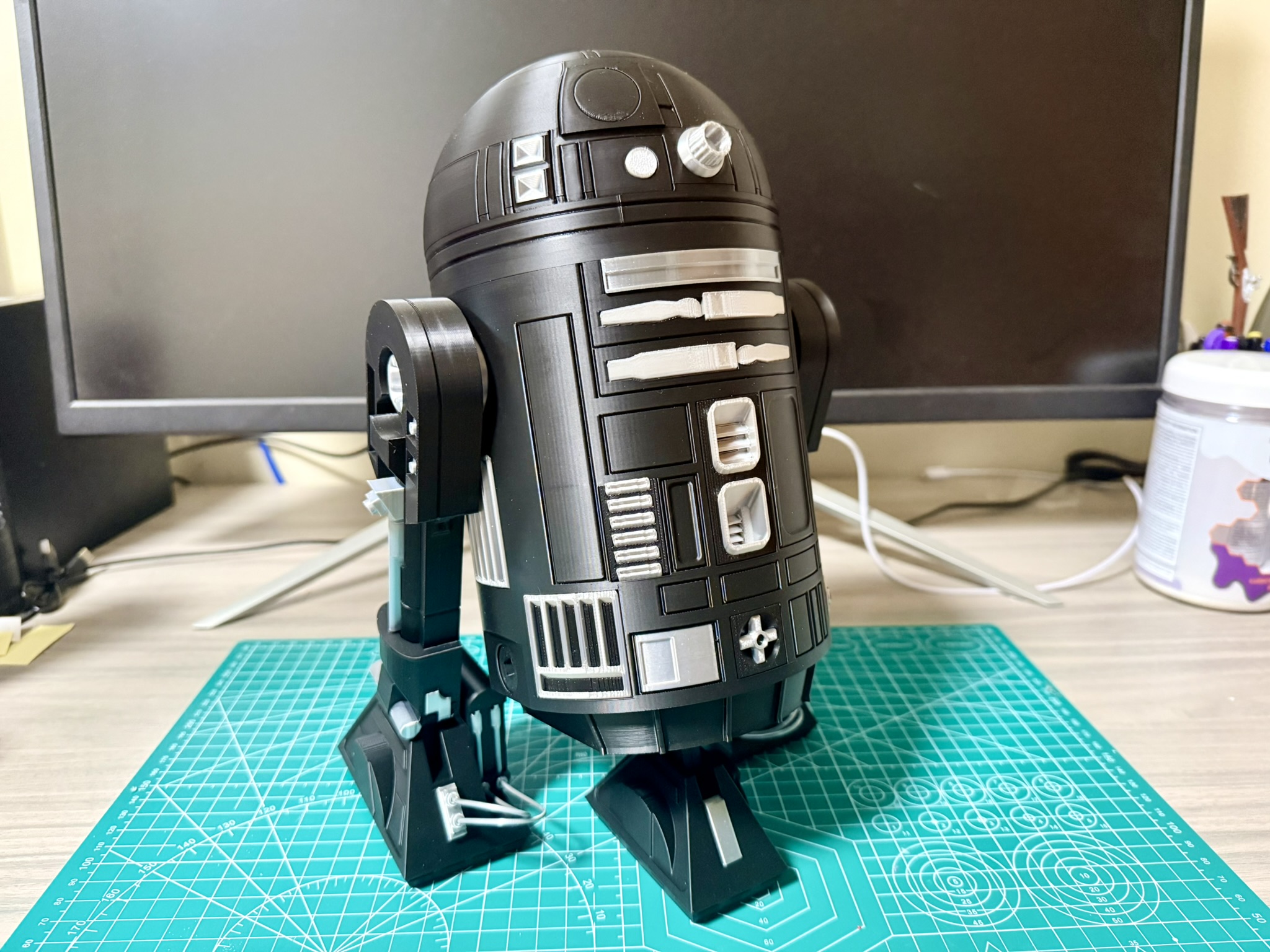 Miniatura 4 do modelo 3D R2-D2 