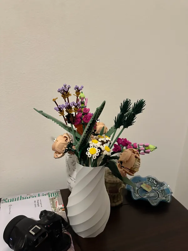 Vase pour bouquet de briques à construire