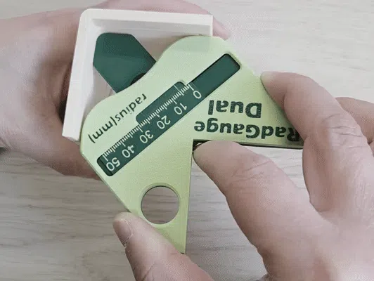 Dekoratives Ornament aus der RadGauge-Dual-Messinstrument-Sonderdesign-Kollektion