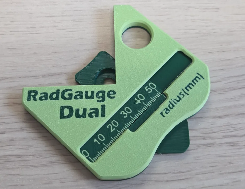 Dekoratives Ornament aus der RadGauge-Dual-Messinstrument-Sonderdesign-Kollektion