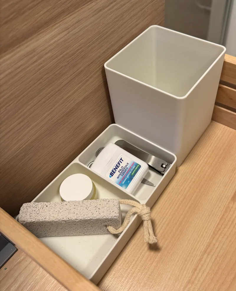 Minimalistic trash can and organiser set