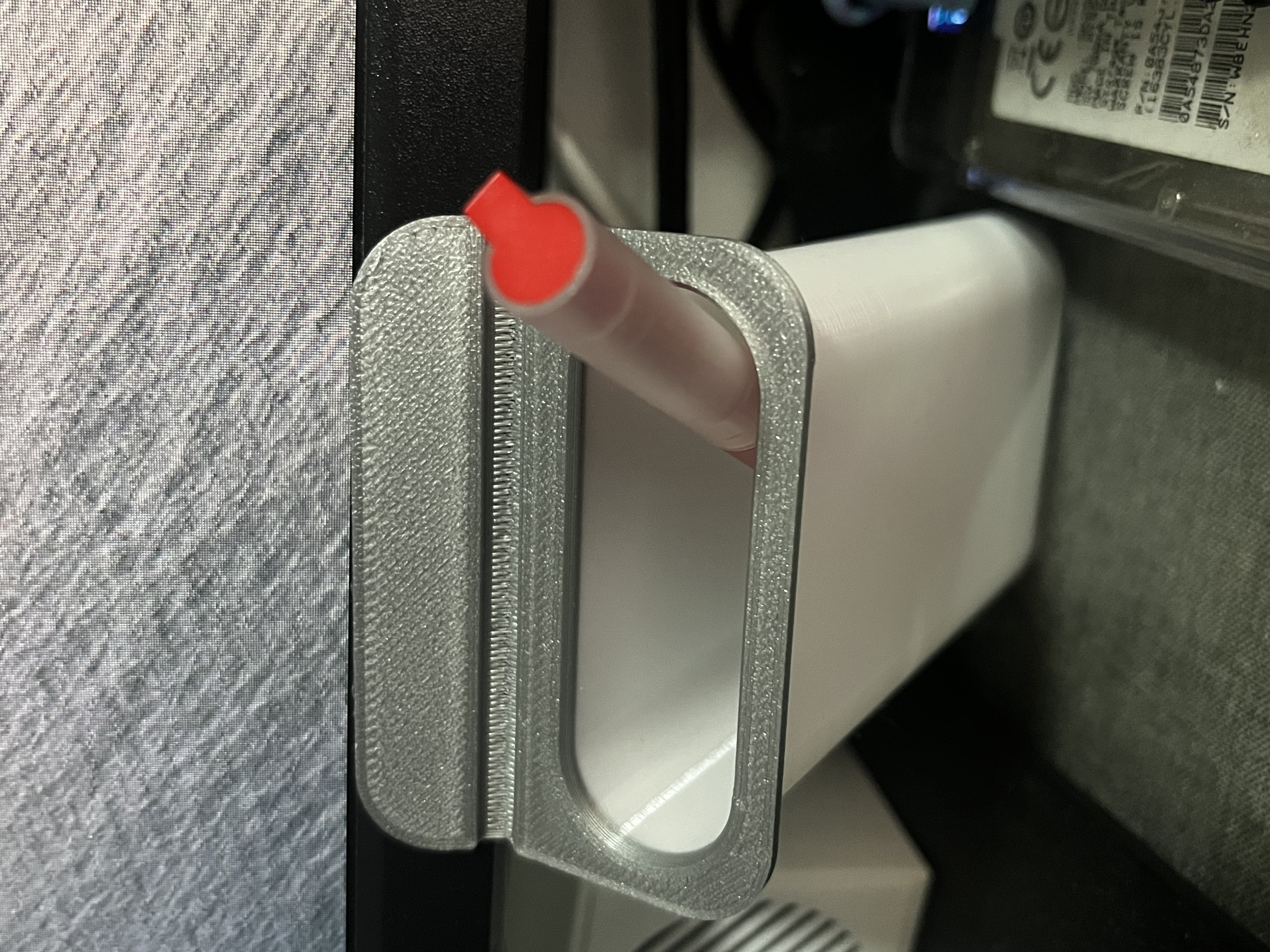 Miniatura 2 do modelo 3D 桌面显示器插袋笔筒(办公好物)