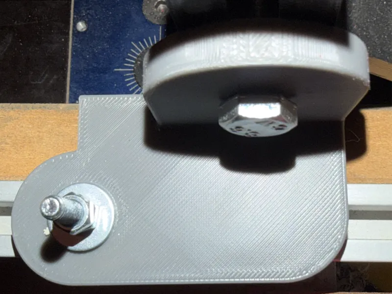 Table saw fence feather board attachment