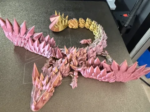 Adorno temático: Baby Crystal winged dragon with heart tail — referencia de MakerWorld