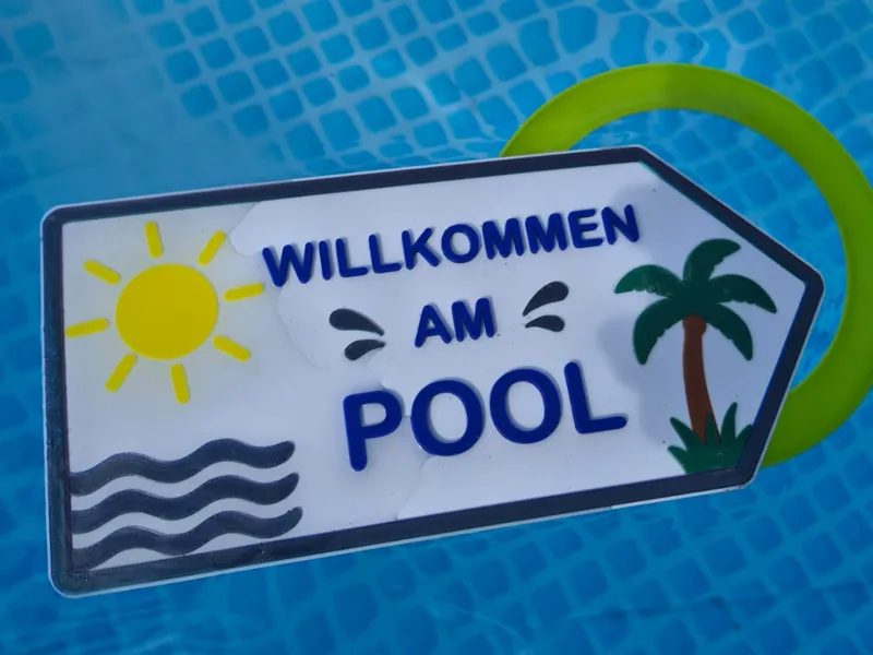Schild "Willkommen am Pool"