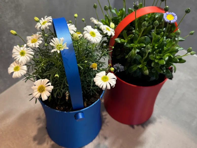 Blumentopf mit Bügel und Wässerungseinsatz
