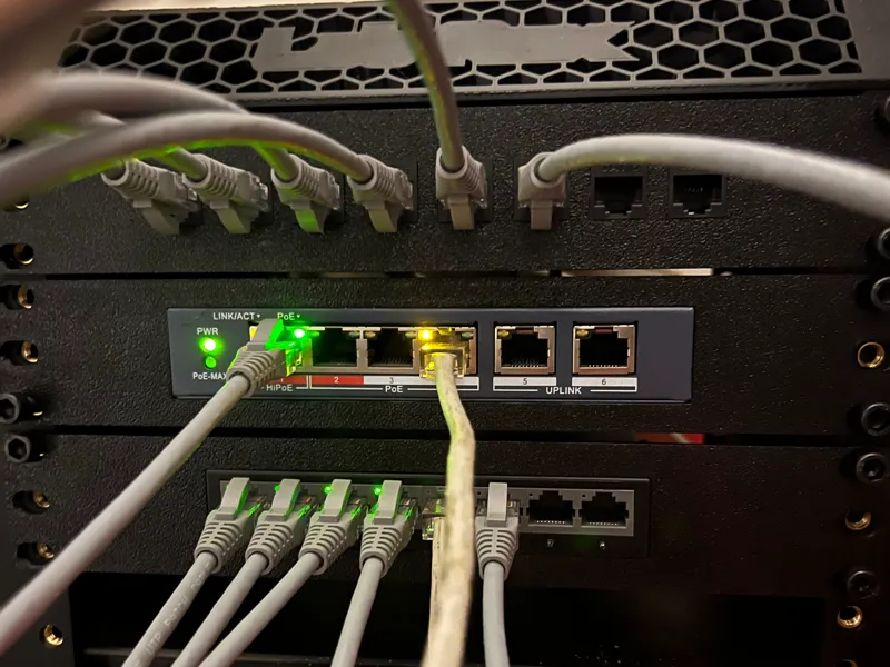 Supporto switch Hikvision  - 1U per rack 10"