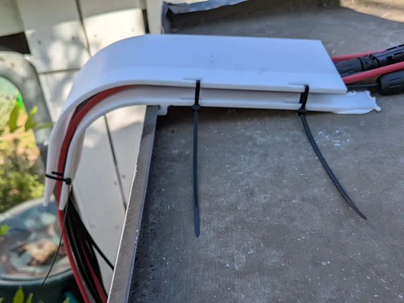 Solar Cable Edge Protection 100° – Angle Seam