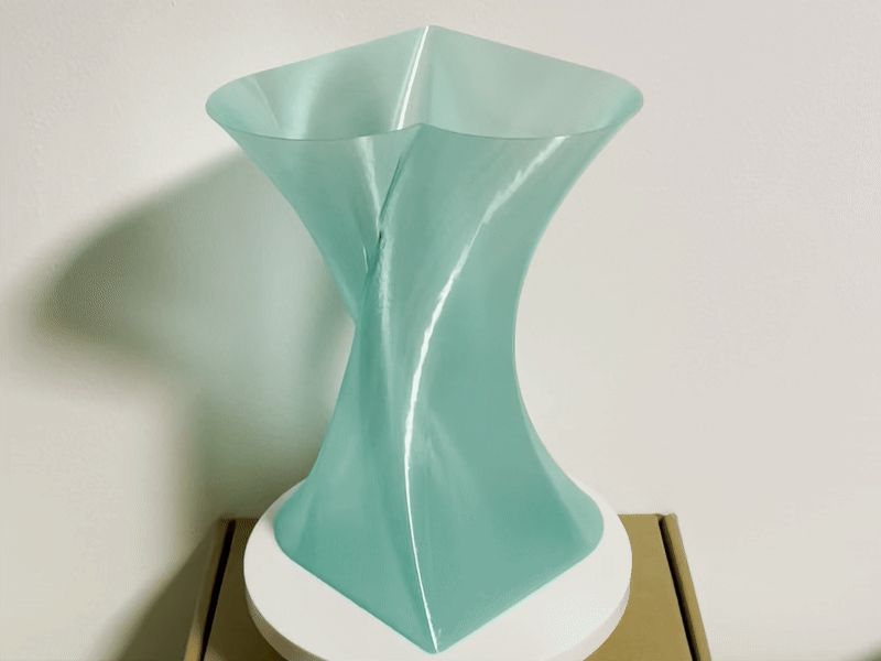 Heart Twist Vase–Elegant & Modern Valentine Decor