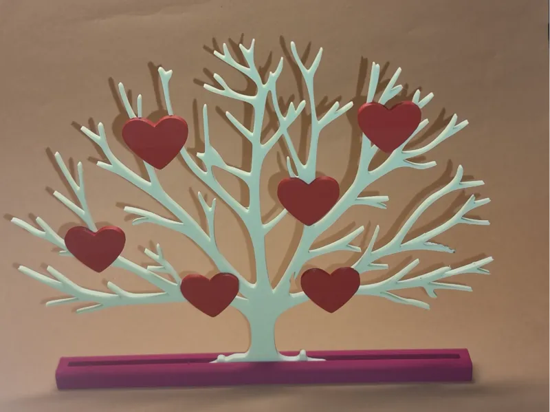 Baum mit Herzen
